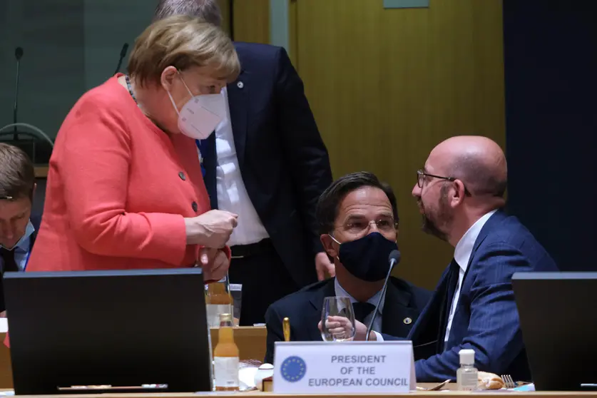 Brussels: European Council President Charles Michel (R) talks with Dutch Prime Minister Mark Rutte (C) and German Chancellor Angela Merkel during the fourth day of the European Council special summit, held to discuss a shared economic recovery plan. Photo: Dario Pignatelli/European Council/dpa