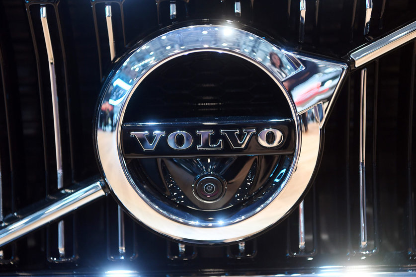 Switzerland, Geneva: The logo of the automobile company Volvo is pictured on the second press day of the 2018 Geneva Motor Show. China-owned Volvo Cars reported a net loss for the first half-year period and said car sales plunged by one fifth in the period that was impacted by the coronavirus pandemic. Photo: Uli Deck/dpa