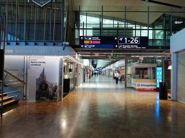 The Helsinki airport boarding area is half empty in July. Photo: Foreigner.fi.