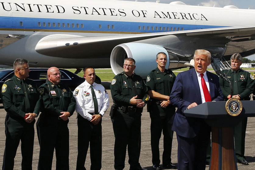 US, Tampa: US President Donald Trump speaks to reporters at Tampa International Airport. Photo: Tampa Bay Times/dpa.