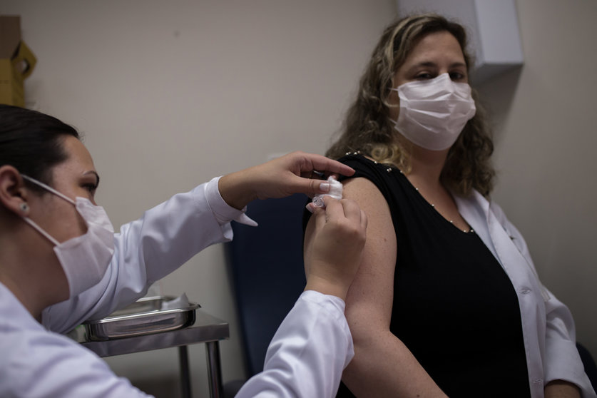 Brazil, Sao Paulo: A volunteer at the Emilio Ribas Institute for Infectiology receives a newly developed coronavirus vaccine as part of its third testing phase by Chinese pharmaceutical company Sinovac. Photo: Andre Lucas/dpa