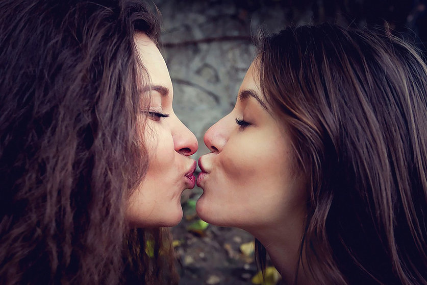 Women-girls-kiss-lesbian-gay-lgbt