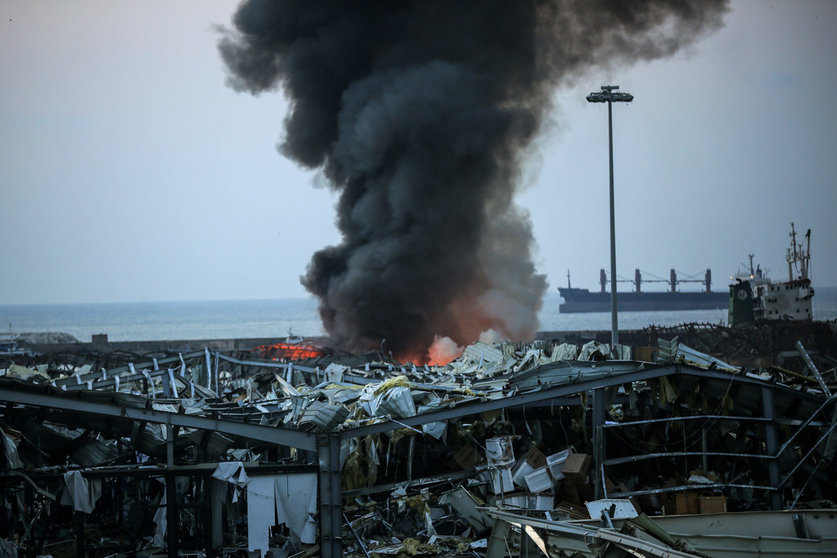 Lebanon, Beirut: Thick smoke billows from the site where a massive explosion rocked Beirut&#39;s port. Photo: Marwan Naamani/dpa