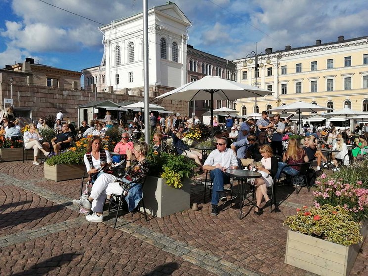 Residents and tourists, enjoying the terraces and the sun on Saturday 1 August in Helsinki. Photo: Foreigner.fi.
