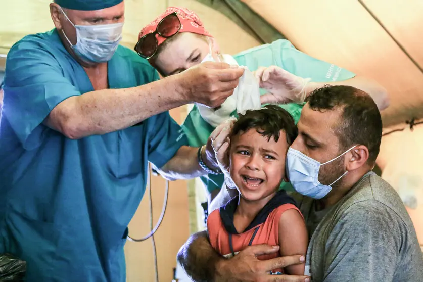 06 August 2020, Lebanon, Beirut: Russian medics check the wounds of Hussein, a six-year-old Syrian boy, who was injured by shattered glass during Tuesday&#39;s massive explosion, at a Russian field hospital in Beirut. Aid has been pouring from around the world with several countries sending medical assistance, setting up field hospitals and sending rescue teams to help the local authorities cope with the aftermath the explosion. Photo: Marwan Naamani/dpa