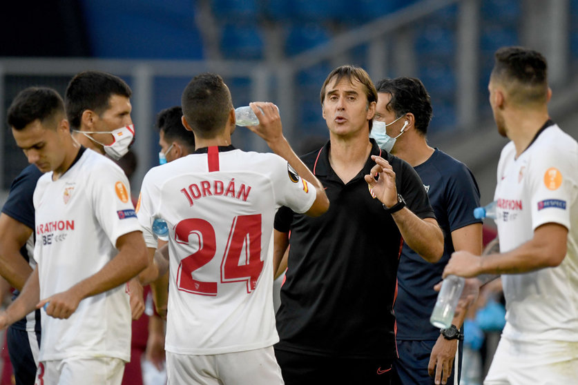 06 August 2020, North Rhine-Westphalia, Duisburg: Sevilla coach Julen Lopetegui (C) speaks with his players during the UEFA Europa League round of 16 soccer match between Sevilla FC and AS Roma at Schauinsland-Reisen-Arena. Photo: Bernd Thissen/dpa