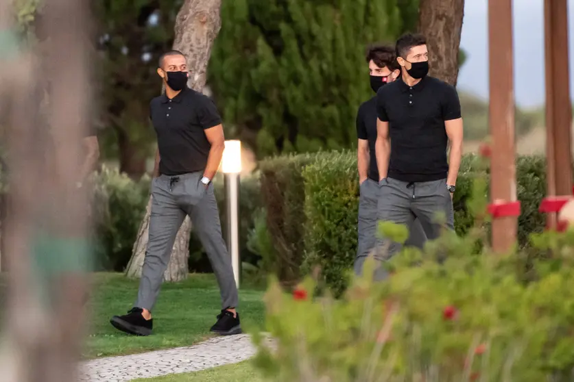 09 August 2020, Portugal, Lagos: (L-R) Bayern Munich&#39;s Thiago, Alvaro Odriozola and Robert Lewandowski walk across the hotel terrace where Bayern Munich team are staying ahead of the UEFA Champions League quarter final soccer match against Barcelona, which to take place a the Estadio da Luz in Lisbon on 14 August 2020. Photo: Matthias Balk/dpa.