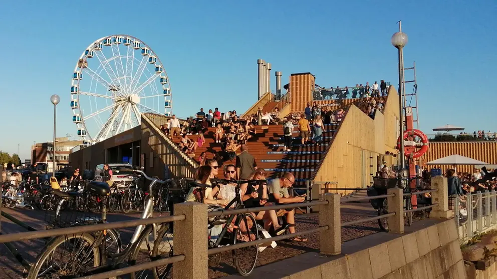 Finns enjoying the summer weather outdoors in the port of Helsinki on Saturday 8 August. Photo: Foreigner.fi.