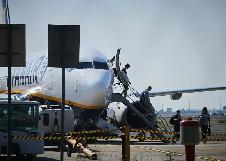 08 August 2020, Berlin: Passengers disembark from a Ryanair aircraft at Berlin Schoenefeld Airport, as of today the coronavirus test is mandatory for all travellers returning from a risk area. Photo: Annette Riedl/dpa