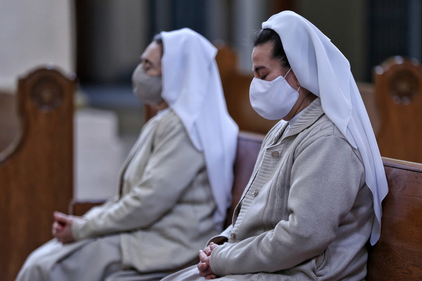 09 August 2020, Colombia, Bogota: Two nuns with face masks pray during a mass in the Cathedral of the Immaculate Conception. Photo: Álvaro Tavera/dpa.
