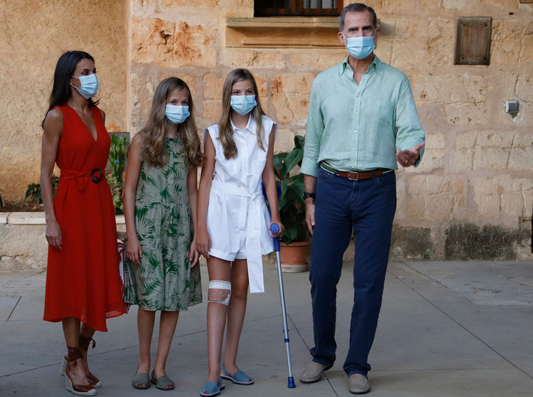 10 August 2020, Spain, Petra: Spanish King Felipe VI (R) and Queen Letizia (L) with their daughters Princess Leonor (2nd L) and Infanta Sofia walk through the streets of Petra's village during the Spanish Royal Family visit to Mallorca. Photo: Clara Margais/dpa.