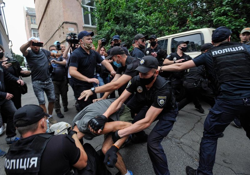 10 August 2020, Ukraine, Kiev: Policemen arrest an activist for trying to throw eggs into the building of the embassy of Belarus during a rally in solidarity with the Belarusian opposition that accuses Belarusian President Alexander Lukashenko of electoral fraud for receiving over 80 percent of the vote in the presidential election. Photo: Sergei Chuzavkov/dpa.
