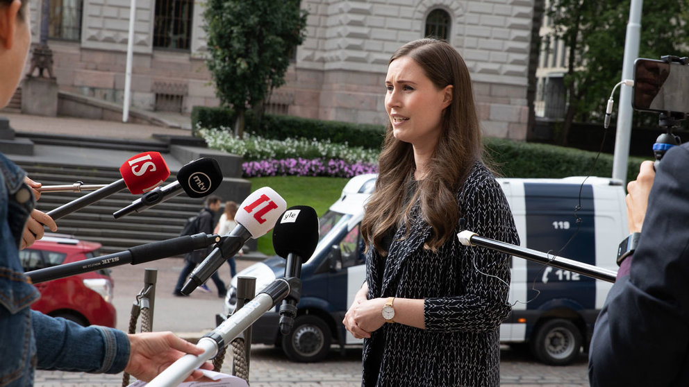 Sanna Marin, speaking to the press on Wednesday on the stairs of the House of the Estates. Photo: Lauri Heikkinen/Vnk.