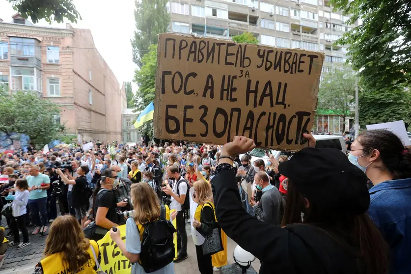 13 August 2020, Ukraine, Kyiv: People hold signs and placards as they take part in a demonstration outside the Embassy of the Republic of Belarus against the results of the 2020 Belarusian presidential election and to show solidarity with the protests sweeping Belarus in response to Belarusian President Alexander Lukashenko receiving over 80 percent of the vote in the presidential election. Photo: Ukrinform/dpa.