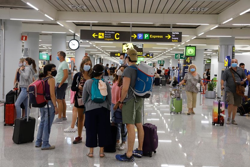 15 August 2020, Spain, Palma: Passengers arrive at Palma de Mallorca airport. Germany has declared nearly all of Spain, including the island of Mallorca, as risky areas following a spike of coronavirus cases. Photo: Clara Margais/dpa.