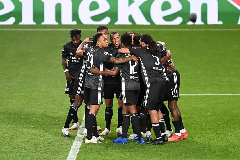 HANDOUT - 15 August 2020, Portugal, Lisbon: Lyon players celebrate scoring their side&#39;s second goal during the UEFA Champions League Quarter Final soccer match between Manchester City FC and Olympique Lyonnais at Jose Alvalade Stadium. Photo: Michael Regan/UEFA