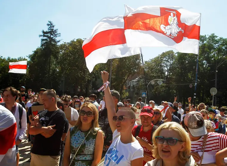 16 August 2020, Ukraine, Kiev: Protesters march with the historic Belarusian flags outside the Embassy of Belarus during a rally in solidarity with the Belarusian opposition that accuses Belarusian President Alexander Lukashenko of electoral fraud for receiving over 80 percent of the vote in the presidential election. Photo: Pavlo Gonchar/dpa.