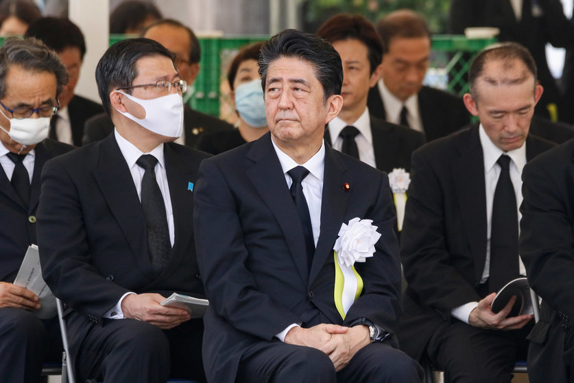 09 August 2020, Japan, Nagasaki: Japanese Prime Minister Shinzo Abe (C) attends the Nagasaki Peace Ceremony at the Peace Park, held to mark the 75th anniversary of the atomic bombing of Nagasaki in 1945 during WWII. Photo: Rodrigo Reyes Marin/dpa.