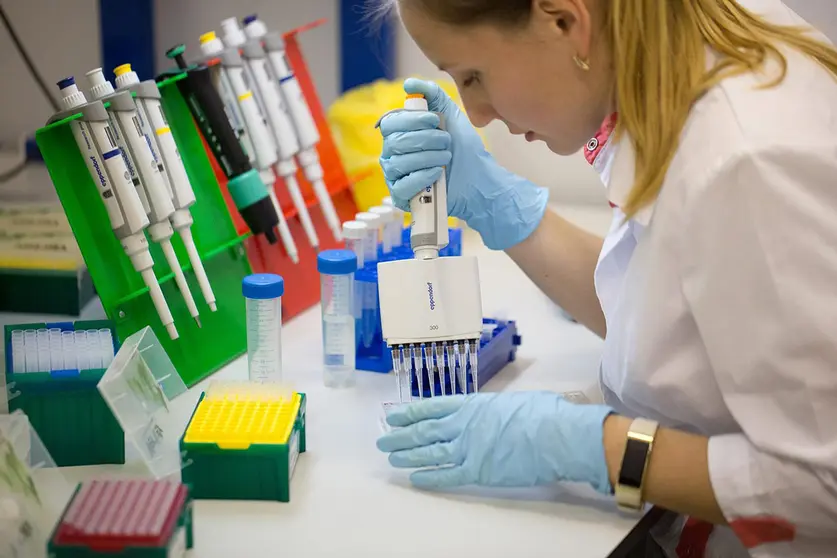 13 August 2020, Russia, Moscow: An undated picture made available on 13 August 2020 shows a researcher working at a a laboratory of the Gamaleya Institute in Moscow on developing a coronavirus vaccine. The Russian Direct Investment Fund (RDIF) has financed the Gamaleya Institute in Moscow to develop the world&#39;s first COVID-19 vaccine, Sputnik V. Photo: -/Russian Direct Investment Fund via YNA/dpa - ATTENTION: editorial use only and only if the credit mentioned above is referenced in full