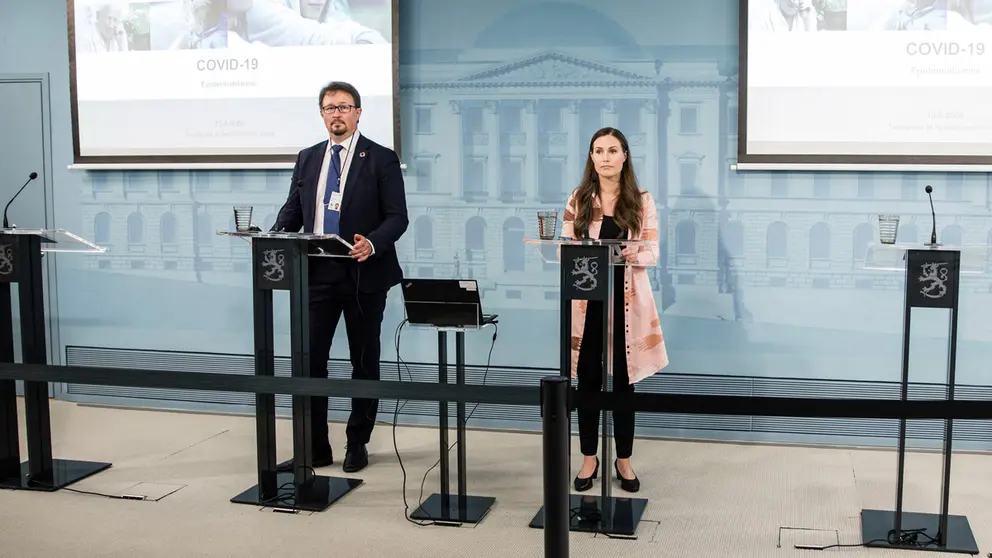 Prime Minister Sanna Marin (R) with THL Health Security Director Mika Salminen at a press conference recommending the use of masks. Photo: Laura Kotila / Vnk.