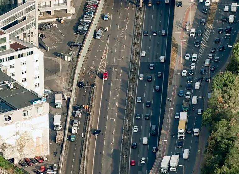 19 August 2020, Berlin: A general view of the Berlin motorway A100 at the height of the exit Alboinstrasse where police work after a car carrying an alleged ammunition box made an accident, six people were injured, three of them seriously. Photo: Tino Schöning/dpa.