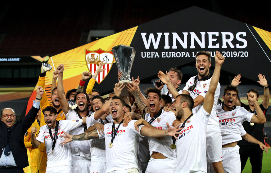 HANDOUT - 21 August 2020, North Rhine-Westphalia, Cologne: Sevilla players celebrate with the trophy after winning the UEFA Europa League final soccer match against Inter Milan at the Rhein Energie Stadium. Photo: Alexander Hassenstein/UEFA.