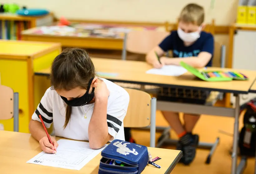 17 August 2020, Rhineland-Palatinate, Budenheim: Students wearing face masks sit in a classroom at Lenneberg Primary and Secondary School plus at the start of the school year amid the coronavirus crisis. Photo: Andreas Arnold/dpa.