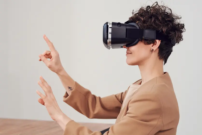 A Woman experiencing virtual reality. Photo: Pexels.