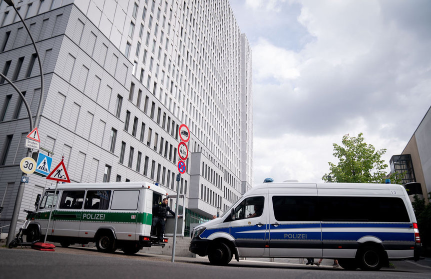 24 August 2020, Berlin: Police vehicles are parked in front of the Charite University Hospital, where prominent Kremlin critic Alexei Navalny is being treated from suspected poisoning. Navalny, who is still fighting for his life, was taken ill on a flight to Moscow on Thursday and flown to Germany on Saturday for emergency treatment in Berlin. Photo: Kay Nietfeld/dpa.