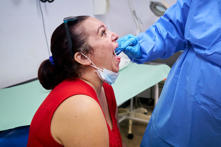22 August 2020, Spain, Madrid: A healthcare worker takes a sample to make a Coronavirus test at Health Center Coronel de Palma in Mostoles. Photo: Angel Perez/dpa.