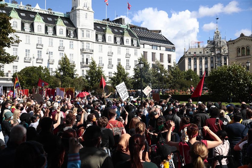 29 August 2020, Norway, Oslo: People take part in a protest against a rally of opponents of Islamization. Photo: Jil Yngland/dpa.