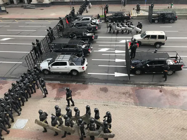 30 August 2020, Belarus, Minsk: Hundreds of police officers encircle the Independence Square, ahead of a planned mass demonstration against President Alexander Lukashenko. The Interior Ministry has warned citizens not to take part in the unauthorized rally and has threatened violence. Photo: Ulf Mauder/dpa.