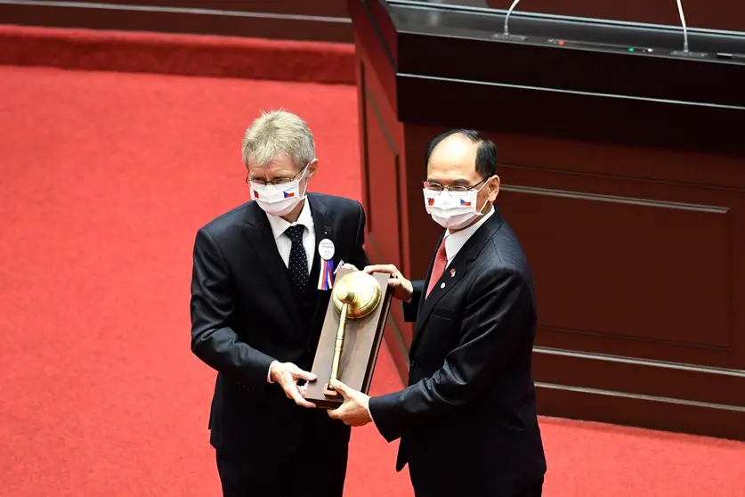 01 September 2020, Taiwan, Taipei: President of the Taiwanese Parliament Jou Si-kchun (R) welcomed the Czech Senate President Milos Vystrcil at the parliament&#39;s seat in Taipei. An 89-member delegation from the Czech Republic headed by Vystrcil in Taiwan for a six-day visit, amid opposition from Beijing. Photo: Michal Krumphanzl/dpa.