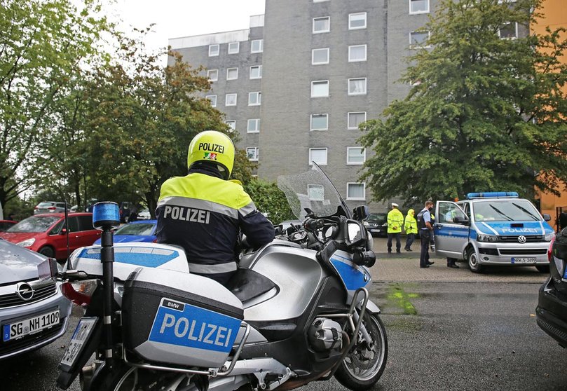 03 September 2020, North Rhine-Westphalia, Solingen: Police present outside an apartment building, where a 27-year-old mother is said to have killed five children in Solingen. Photo: Oliver Berg/dpa.
