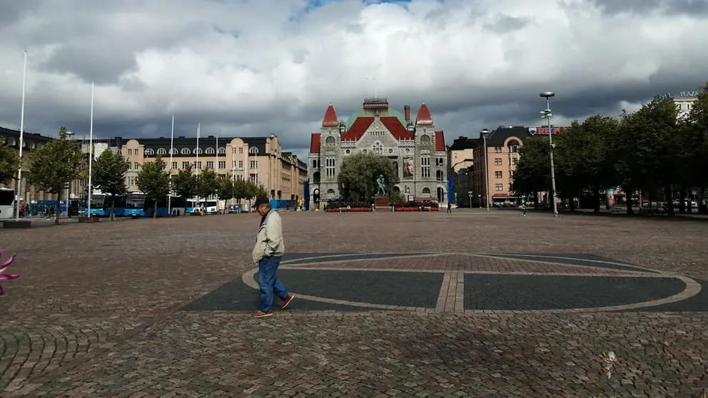 Man walks in Helsinki city center, near the main railway station. Photo: Foreigner.fi.