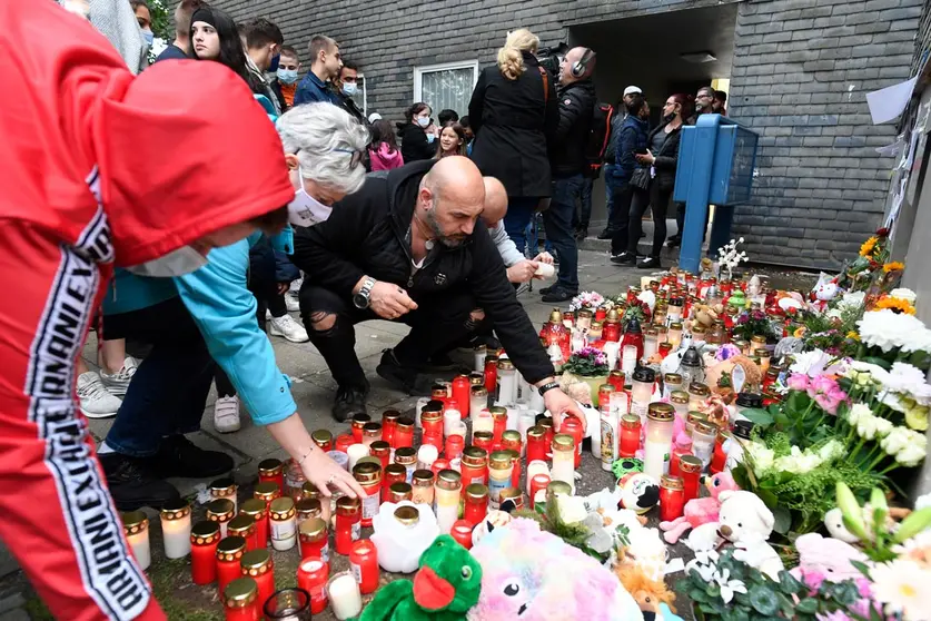 05 September 2020, North Rhine-Westphalia, Solingen: People lay stuffed animals, flowers and candles in front of the house where five children were found dead in Solingen. Photo: Roberto Pfeil/dpa.