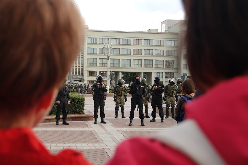 27 August 2020, Belarus, Minsk: Members of the AMAP (OMON) special police forces stand guard during a protest at the Independence Square against Belarusian President Alexander Lukashenko. Photo: Ulf Mauder/dpa.