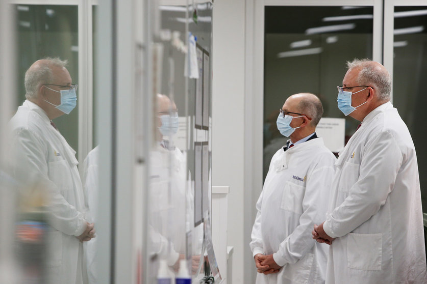 19 August 2020, Australia, Sydney: Australian Prime Minister Scott Morrison (R) tours the Astra Zeneca laboratories in Macquarie Park. The Australian government has signed a deal with AstraZeneca for the supply of a COVID-19 vaccine. Photo: Lisa Maree Williams/dpa.