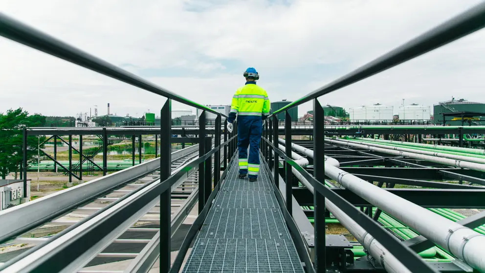 A Neste worker at the Porvoo refinery. Photo: Neste.