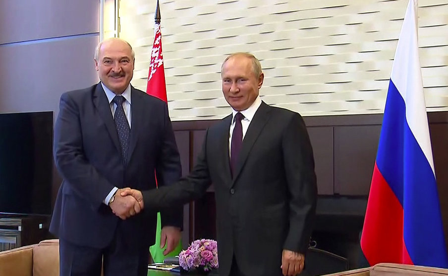 HANDOUT - 14 September 2020, Russia, Sochi: Russian President Vladimir Putin (R) meets with Belarusian President Alexander Lukashenko, who arrived in Russia on a working visit, at the summer residence Bocharov Ruchey. (best quality available) Photo: Kremlin/dpa.
