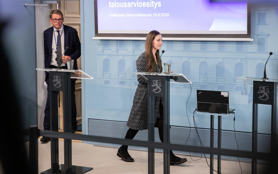 PM Sanna Marin (R) followed by Minister of Finance Matti Vanhanen at the budget presentation. Photo: Lauri Heikkinen/Vnk.