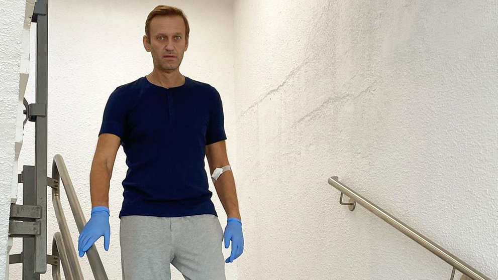 HANDOUT - 19 September 2020, Berlin: Russian dissident Alexei Navalny is pictured on the stairs of Berlin&#39;s Charite hospital. Navalny has published the picture on his Instagram account and thanked the hospital&#39;s &#34;brilliant doctors&#34;. Photo: -/Navalny Instagram/dpa - ATTENTION: editorial use only and only if the credit mentioned above is referenced in full