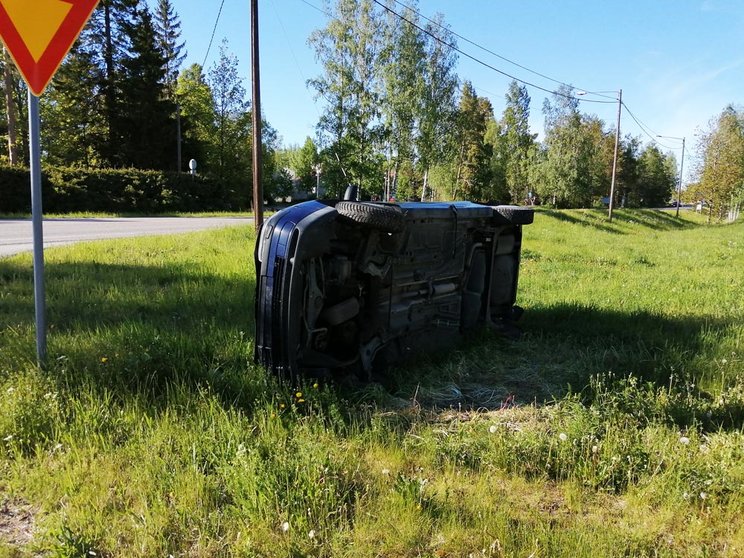 An overturned car after an accident on a Finnish road. Photo: Foreigner.fi.