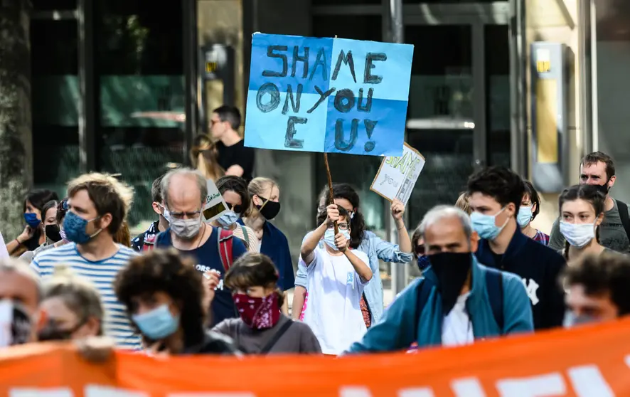 20 September 2020, Hessen, Frankfurt_Main: People from various organisations, including Seebruecke Frankfurt and Migrantifa Hessen, march with placards during a demonstration against German and European migration policy. Photo: Andreas Arnold/dpa.