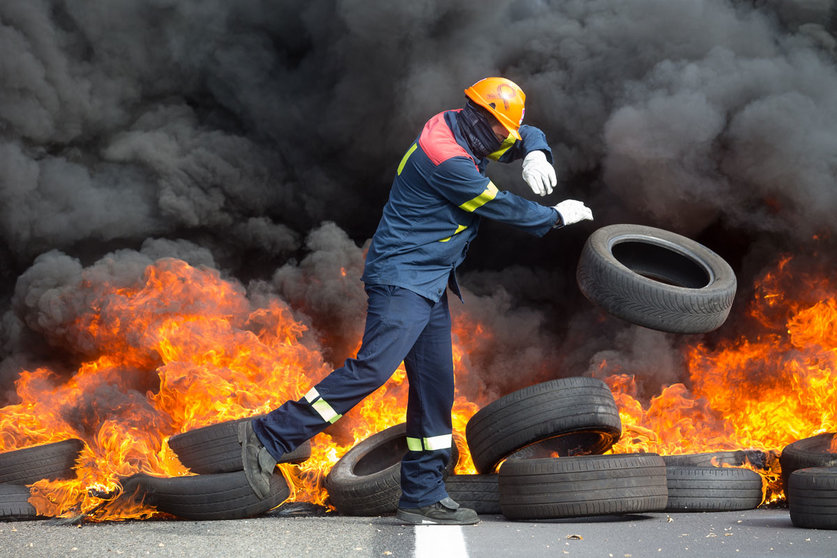 22 September 2020, Spain, Outeiro de Rei: A worker of the US aluminium maker company Alcoa takes part in a protest at the A-6 highway near of the village of Outeiro de Rei as they ask their company to sell its plant in A Marina to GFG Alliance Group. Photo: Carlos Castro/dpa.