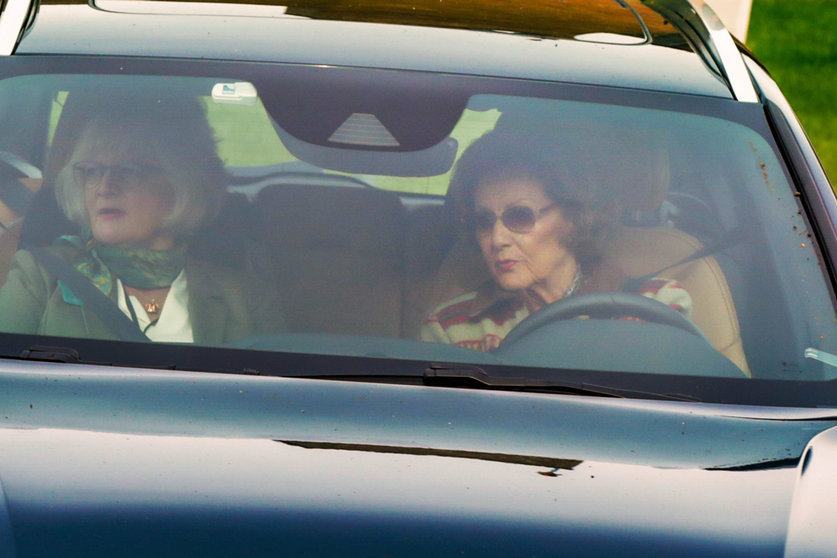 25 September 2020, Norway, Oslo: Queen Sonja of Norway drives her car out of the Oslo University Hospital (Rikshospitalet). King Harald V of Norway has been admitted in the hospital and is currently on sick leave. Photo: Vidar Ruud/dpa.