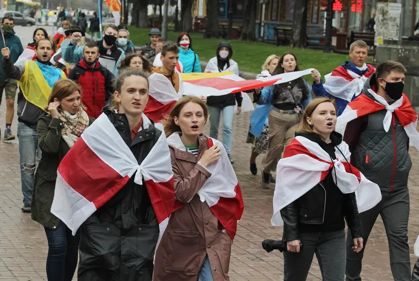 27 September 2020, Ukraine, Kiev: Demonstrators with Belarusian flags march at the Independence Square during a demonstration in solidarity with Belarusian demonstrators against the election results. Photo: Serg Glovny/dpa.