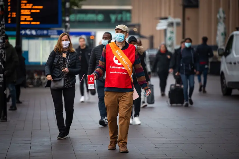 A volunteer collects funds for the Red Cross. Photo: Twitter/@PunaninenRisti.