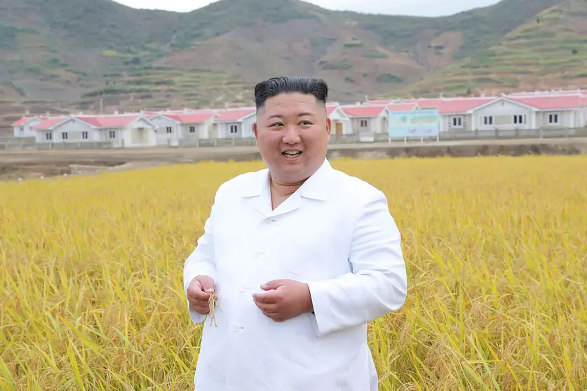 01 October 2020, North Korea, Kimhwa: North Korean leader Kim Jong-un visits a reconstruction site in the central border county of Kimhwa. Photo: KCNA.