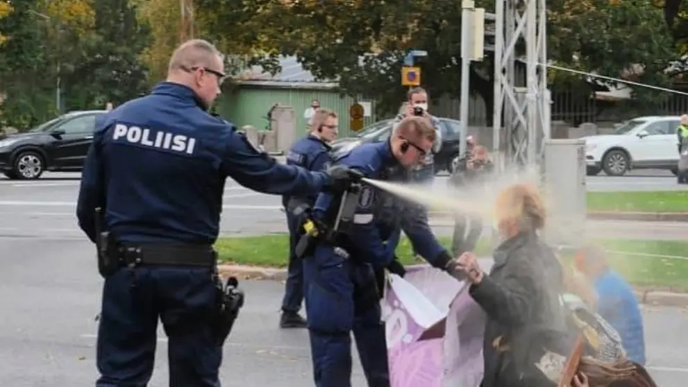 A police officer uses pepper spray against a protester. Photo: Twitter/@TillSawala.